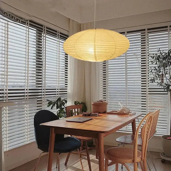 Suspension luminaire blanche de forme ovale au design minimaliste

