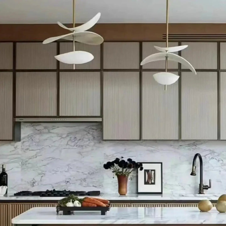 Suspension luminaire blanche en forme de pétale moderne chic