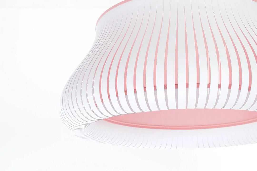 Suspension luminaire oblo blanc rose avec panneaux nervurés blanc translucide et rose doux diffusant une lumière moderne