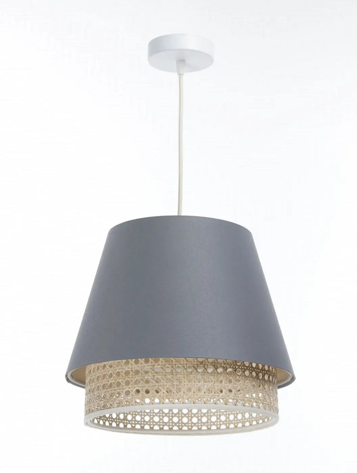 Suspension luminaire bleu gris gris avec bordure en rotin tressé et fixation plafond blanche