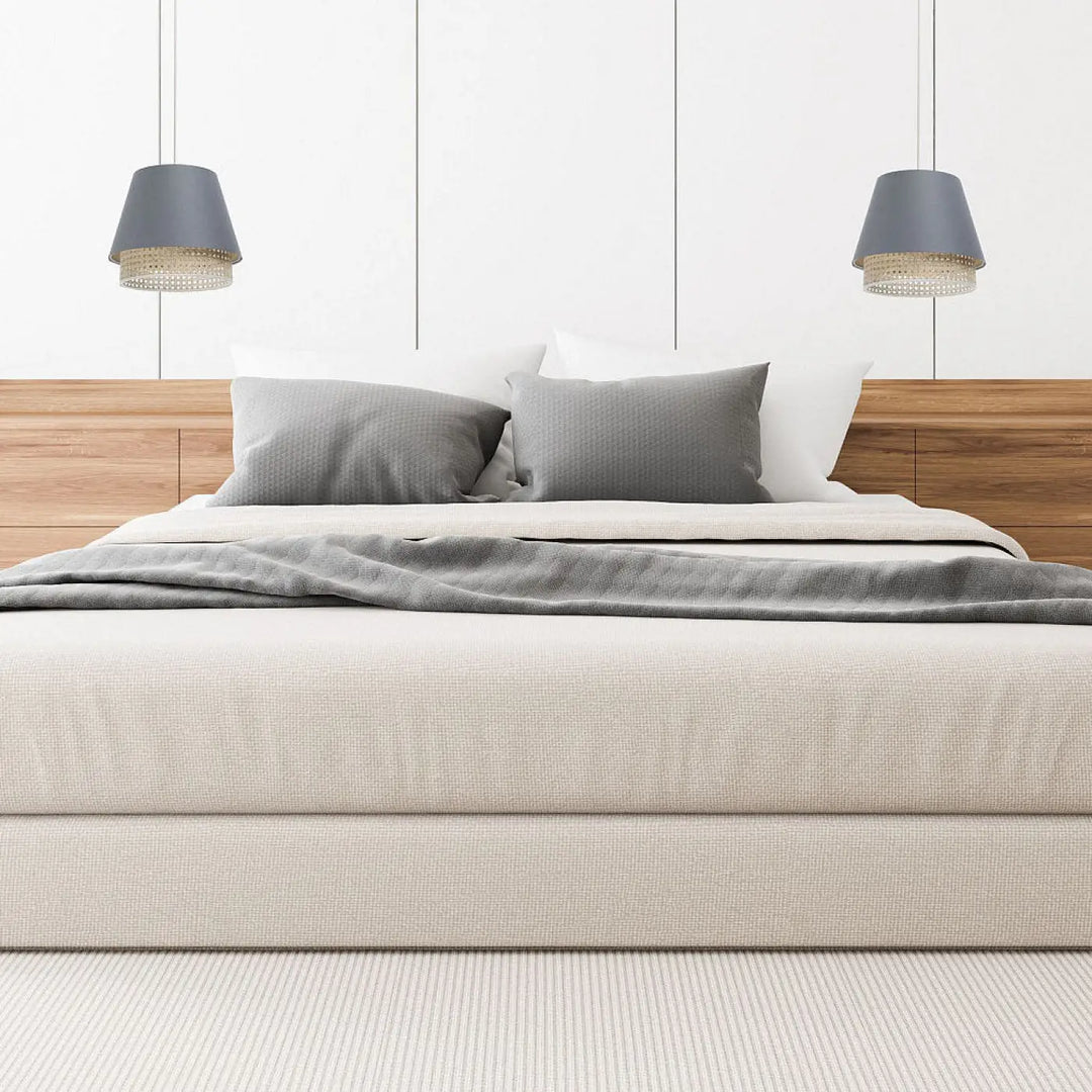 Suspension luminaire bleu gris sensei rattan avec lit minimaliste en bois et linge de lit neutre gris