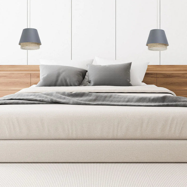 Suspension luminaire bleu gris sensei rattan avec lit minimaliste en bois et linge de lit neutre gris