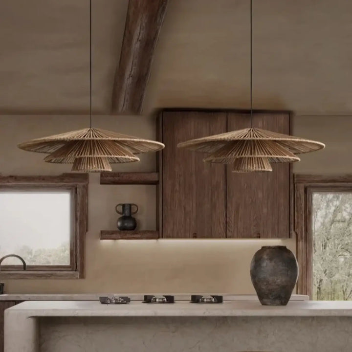 Suspension luminaire bohème en rotin tressé forme éventail chic