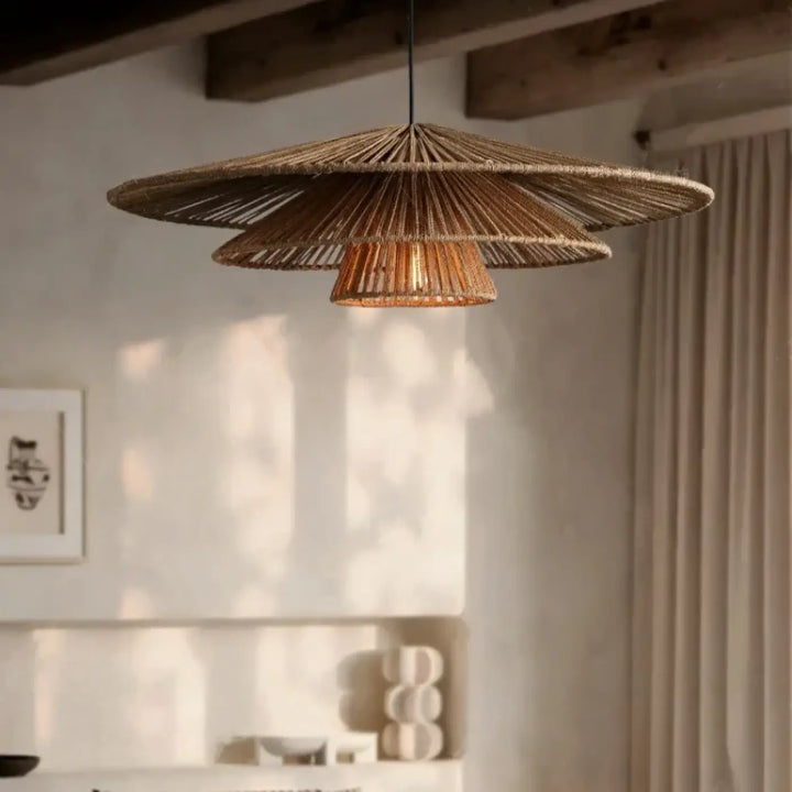 Suspension luminaire bohème en rotin tressé forme éventail chic