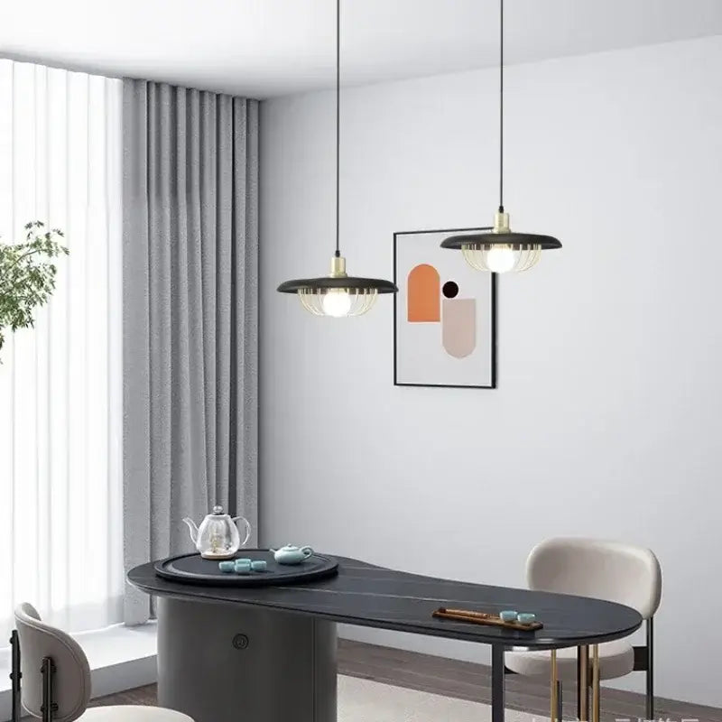 Suspension luminaire en bois et métal doré avec abat-jour rond chic