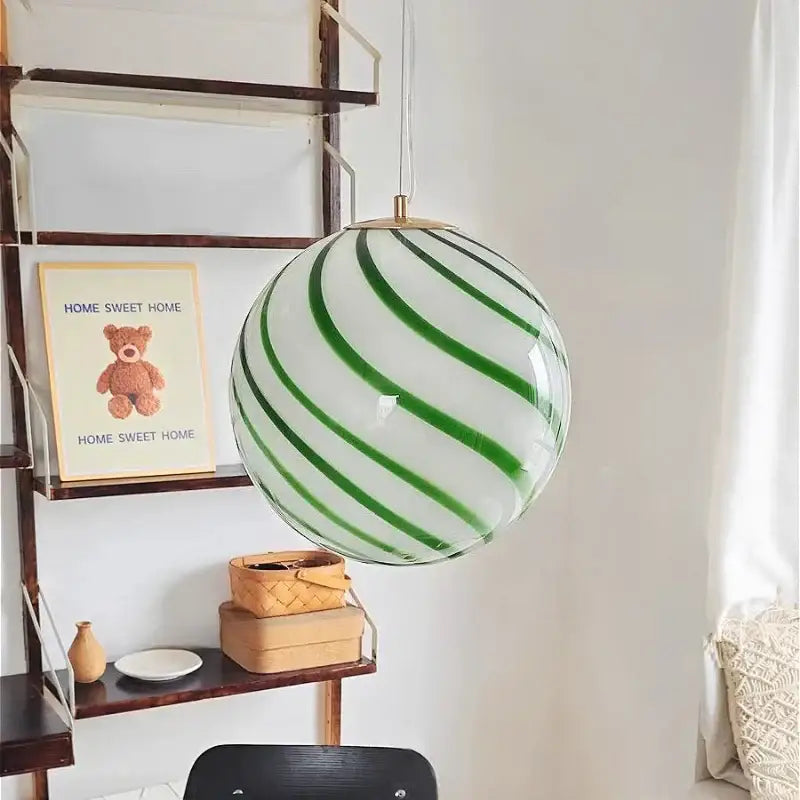 Suspension luminaire bonbon rayé disponible en rouge ou vert

