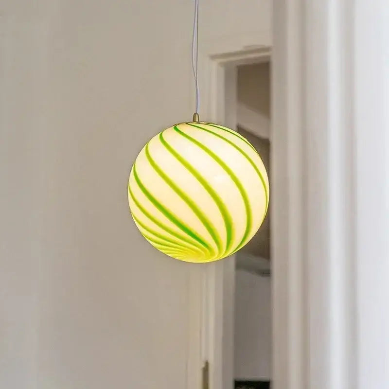 Suspension luminaire bonbon rayé disponible en rouge ou vert

