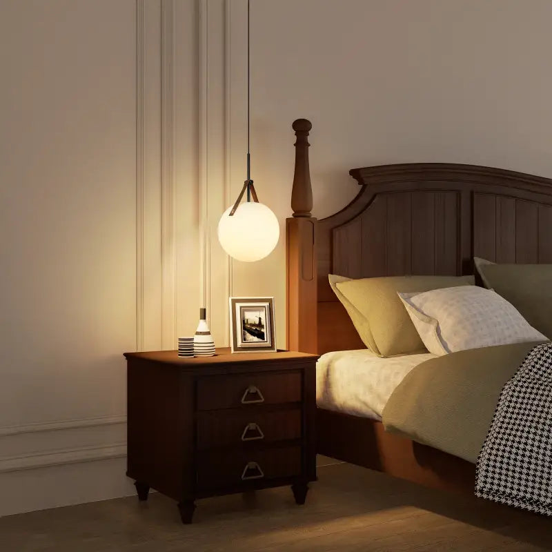 Suspension luminaire boule blanche avec sangle cuir moderne