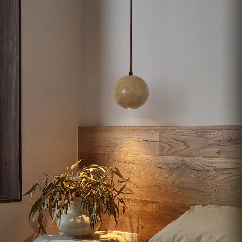 Suspension luminaire boule en pierre beige au style minimaliste