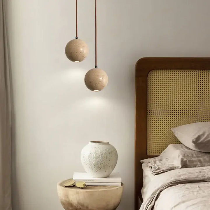 Suspension luminaire boule en pierre beige au style minimaliste