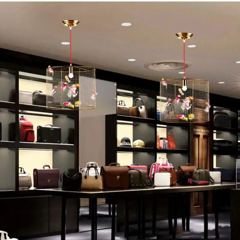 Suspension luminaire cage dorée avec oiseaux décoratifs chic