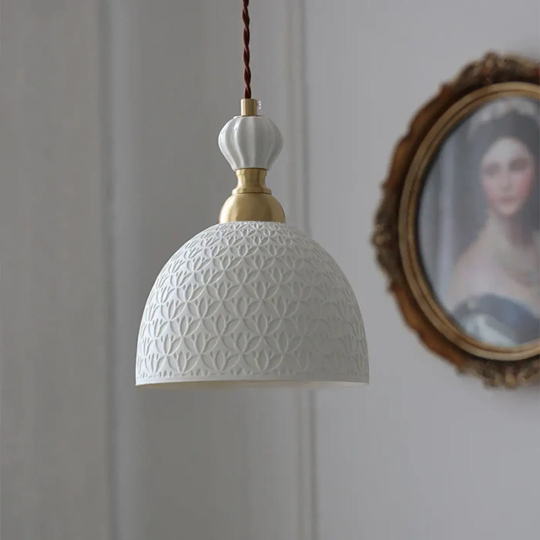 Suspension luminaire jaton en céramique blanche avec dôme à motif floral texturé et accents en laiton charme vintage