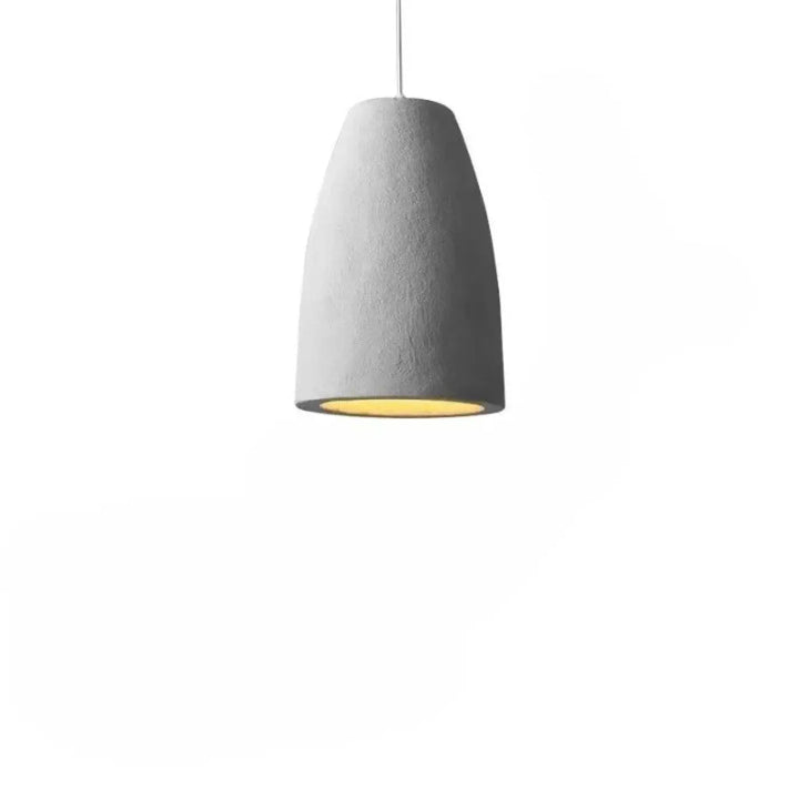 Suspension en béton gris avec une surface texturée et une doublure intérieure jaune chaude.