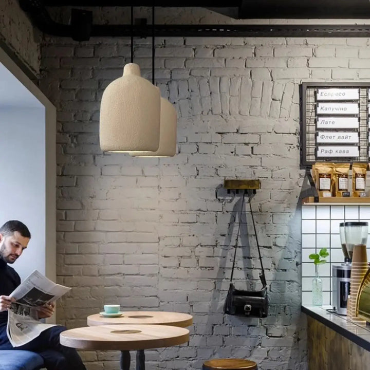 Suspension luminaire kayo beige en céramique avec forme arrondie suspendue par cordons noirs pour appareil intelligent