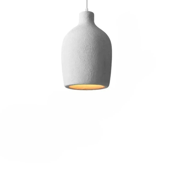 Suspension luminaire kayo en béton blanc minimaliste avec corps texturé en forme de bouteille et intérieur chaud besoin d’ouvrir