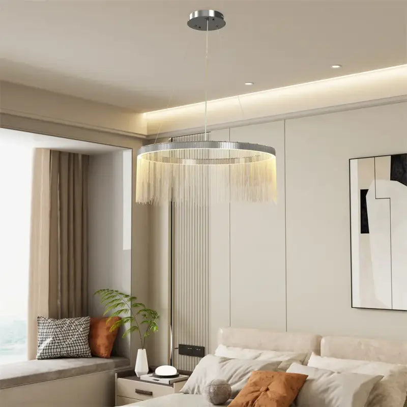 Suspension luminaire cercle avec chaînettes brillantes argentées