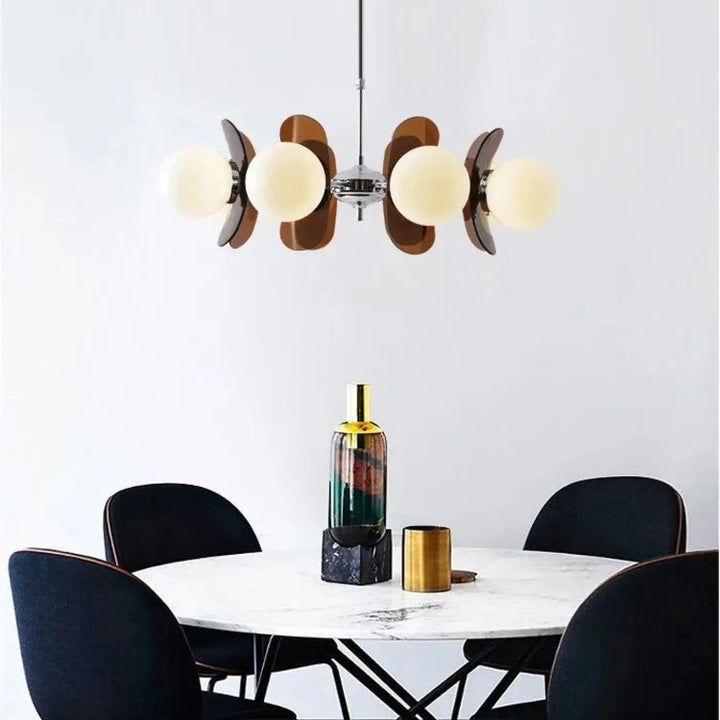 Suspension luminaire melios chic avec cinq globes en verre dépoli et feuilles métalliques bronzes et marron foncé symétriques