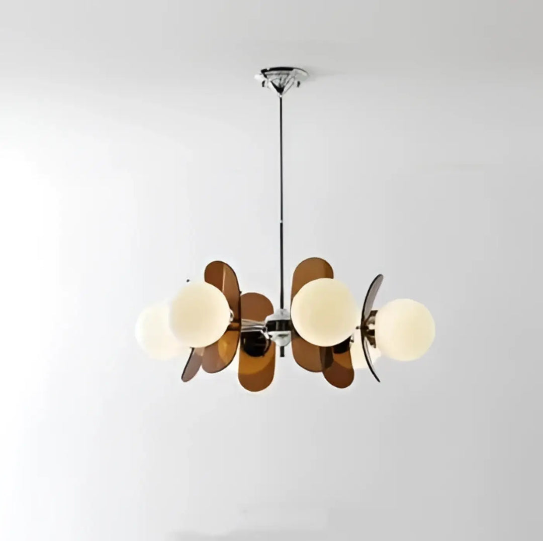 Suspension luminaire chic melios en chrome avec six abat-jours en verre ambré chaud et trois globes blancs givrés élégants