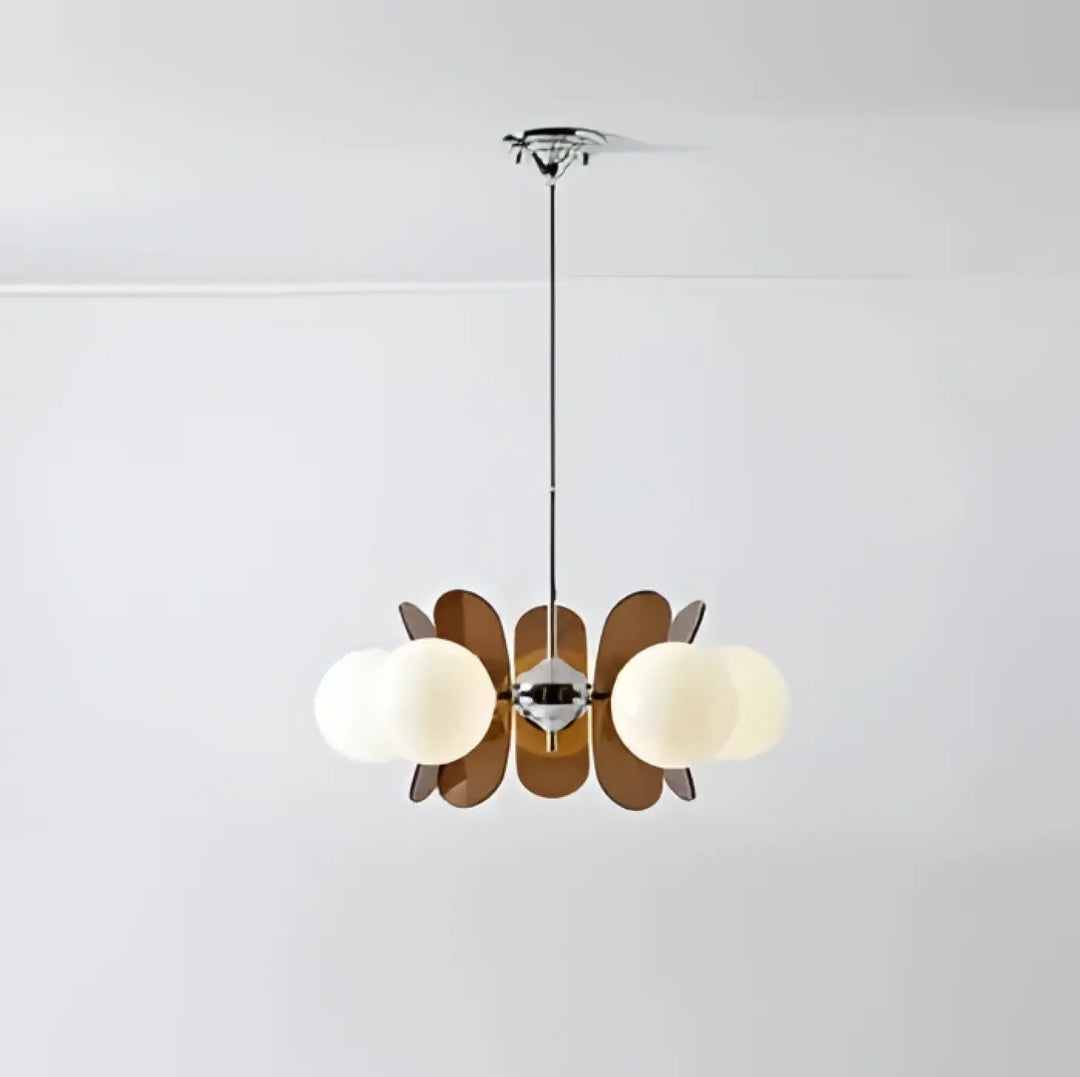 Suspension luminaire melios chic avec finition chrome, cinq globes en verre dépoli chaud et accents en bois en forme de feuille