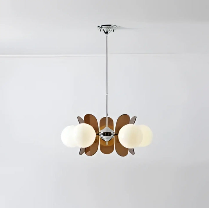 Suspension luminaire melios chic avec finition chrome, cinq globes en verre dépoli chaud et accents en bois en forme de feuille