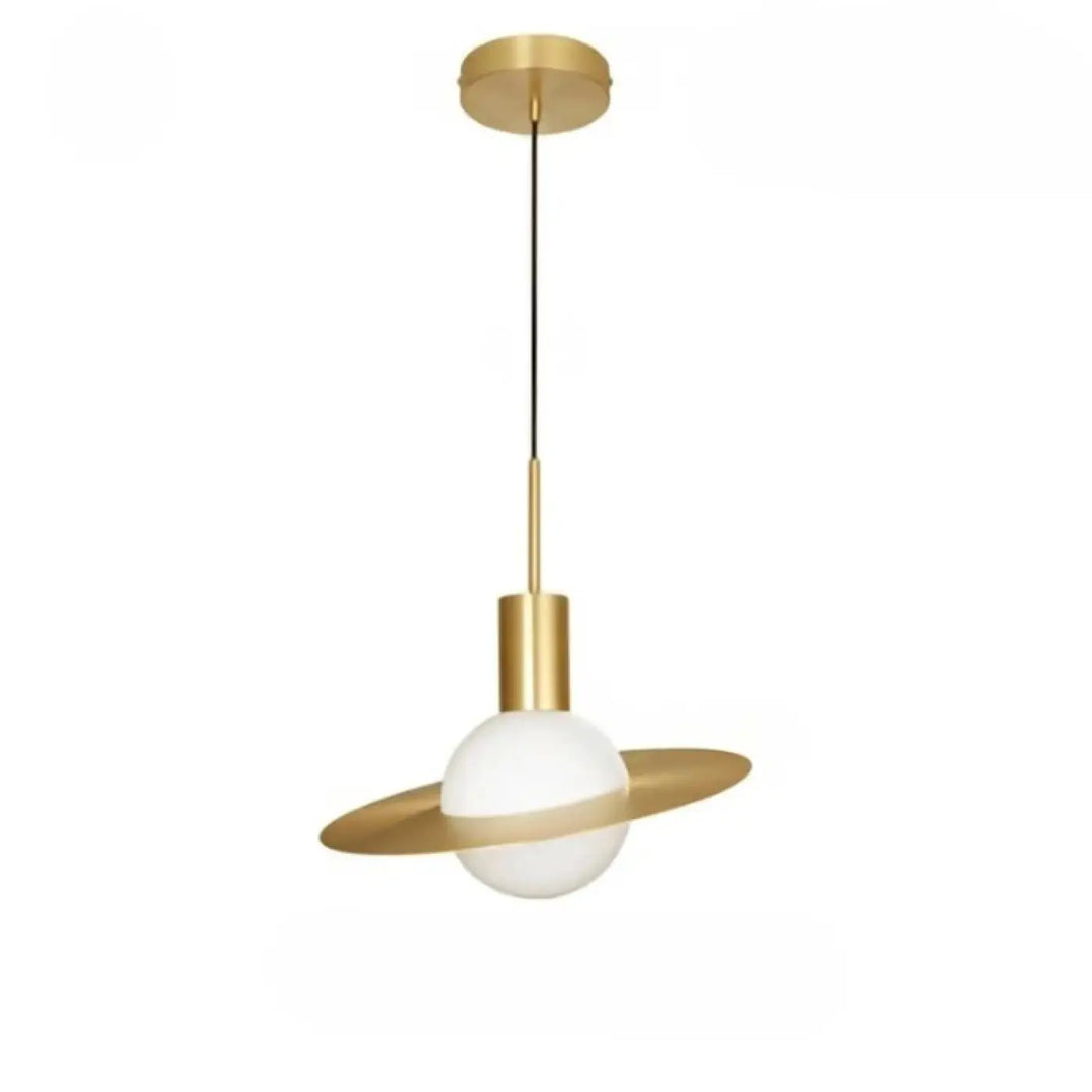 Suspension luminaire uranus en métal doré avec globe en verre blanc et bague circulaire évoquant lorbite planétaire