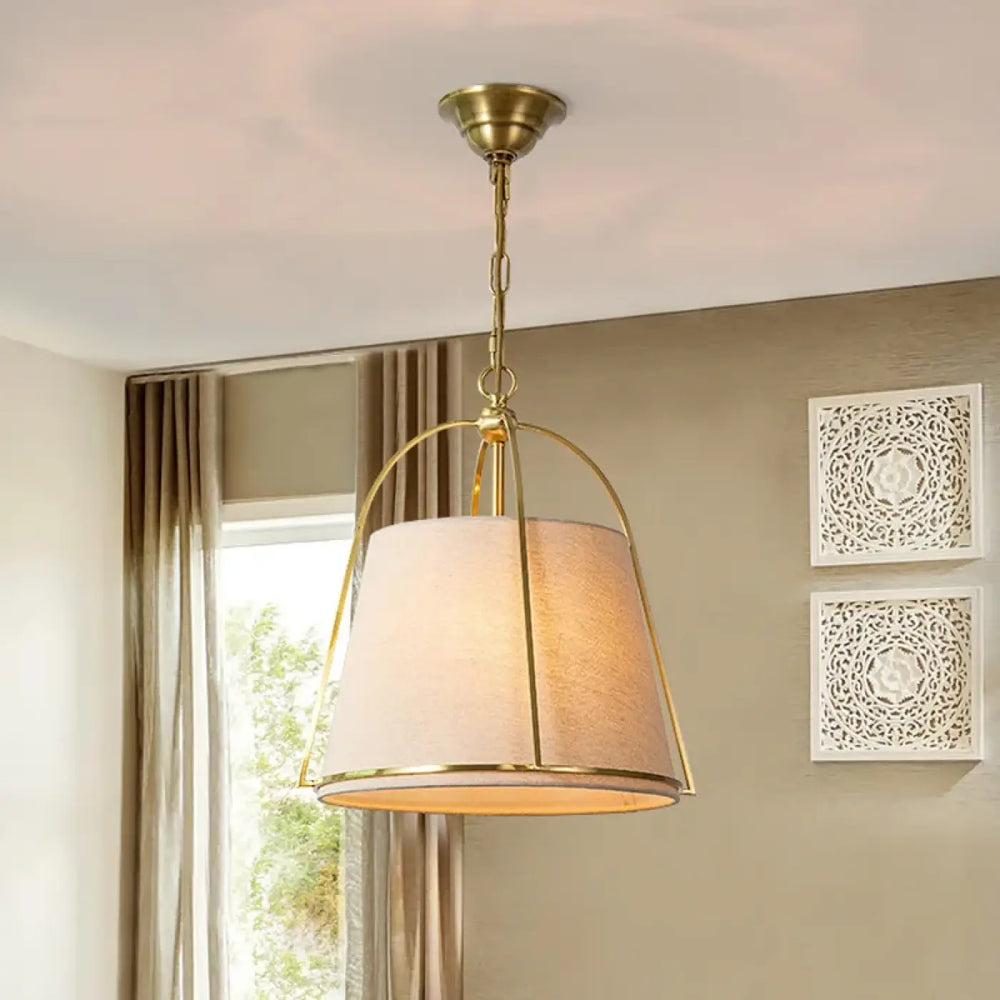 Suspension luminaire chic en tissu avec finition dorée moderne