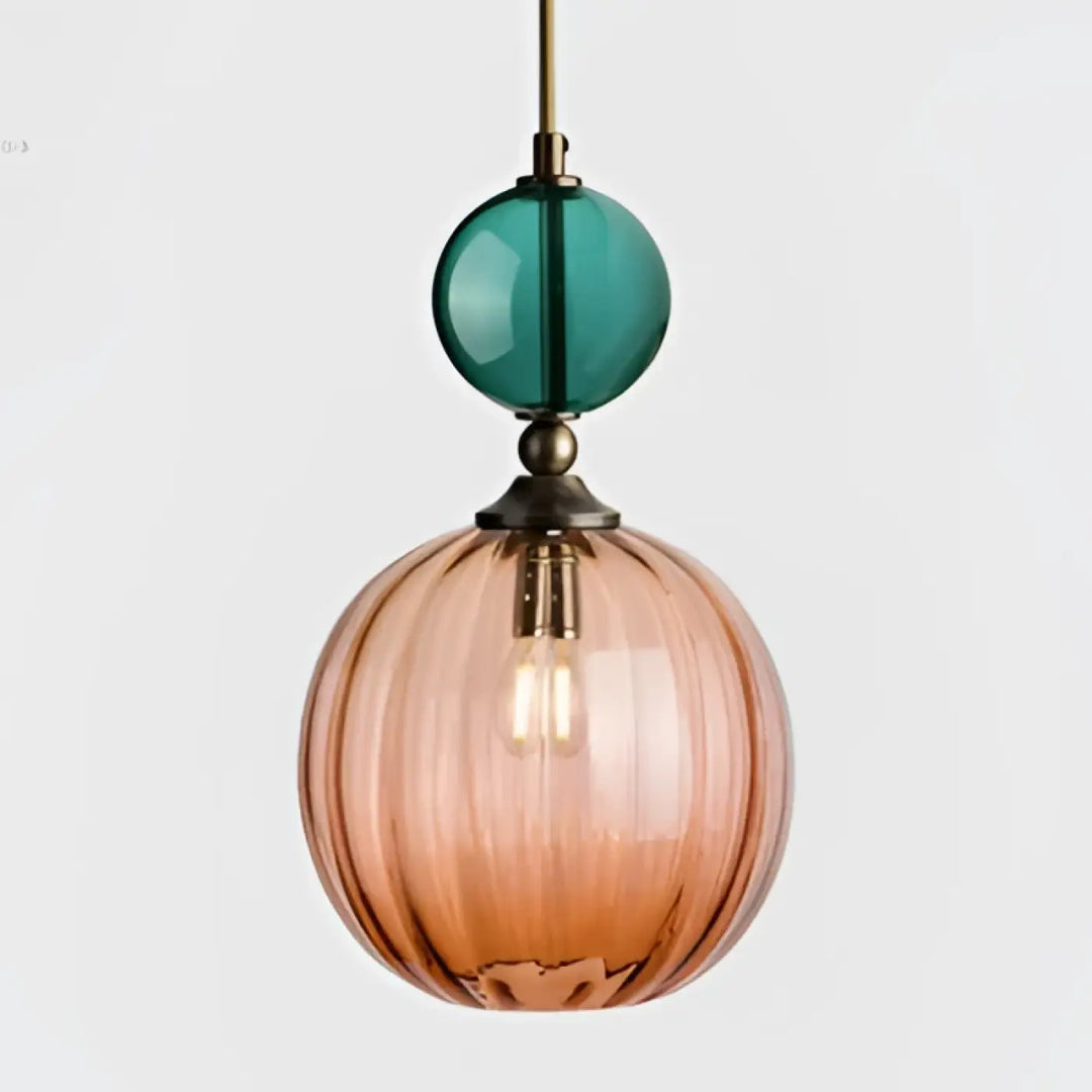 Suspension luminaire bolina avec globe en verre ambré translucide à rainures verticales et sphère en verre teal suspendue