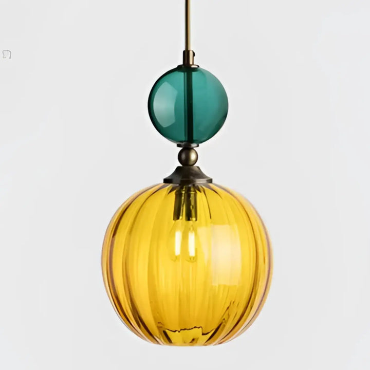 Suspension luminaire bolina avec globe en verre ambre vibrant à rainures verticales et accent sphérique teal en laiton