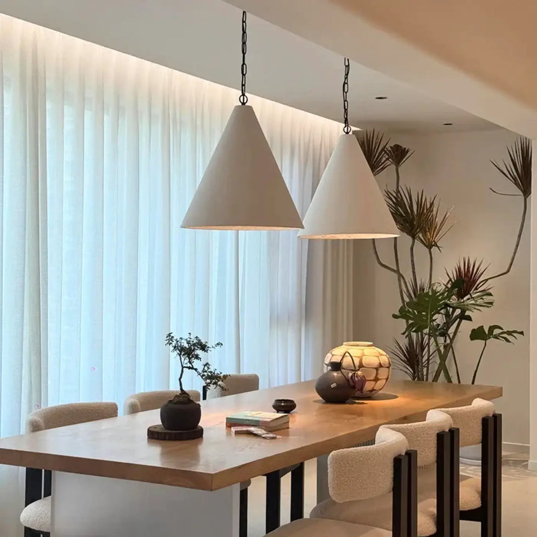 Deux luminaires suspendus coniques blancs modernes avec chaîne noire halia suspension luminaire design