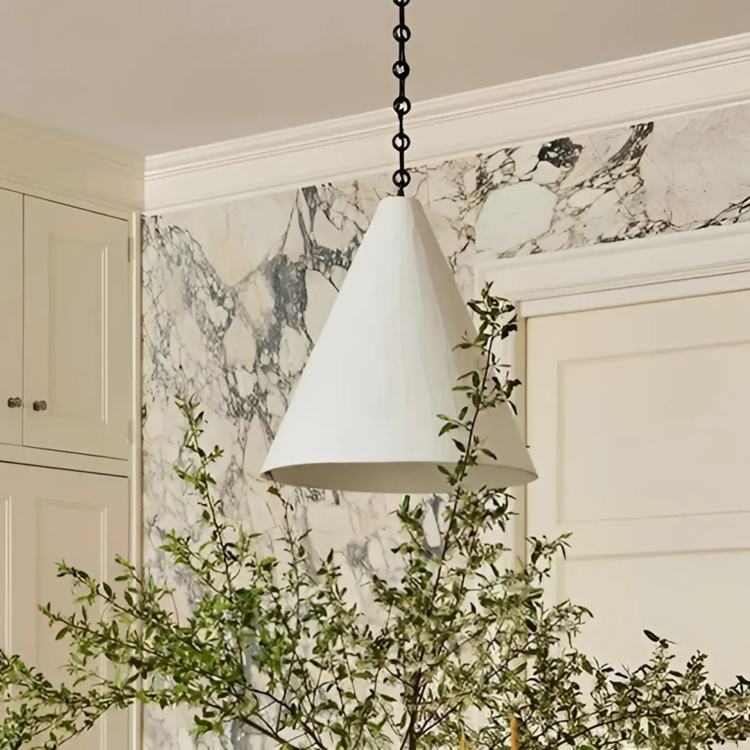 Suspension luminaire halia conique blanche avec chaîne noire pour un design élégant et moderne