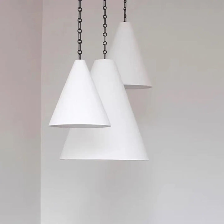 Trois suspensions luminaires coniques blanches halia suspendues à des chaînes noires design élégant