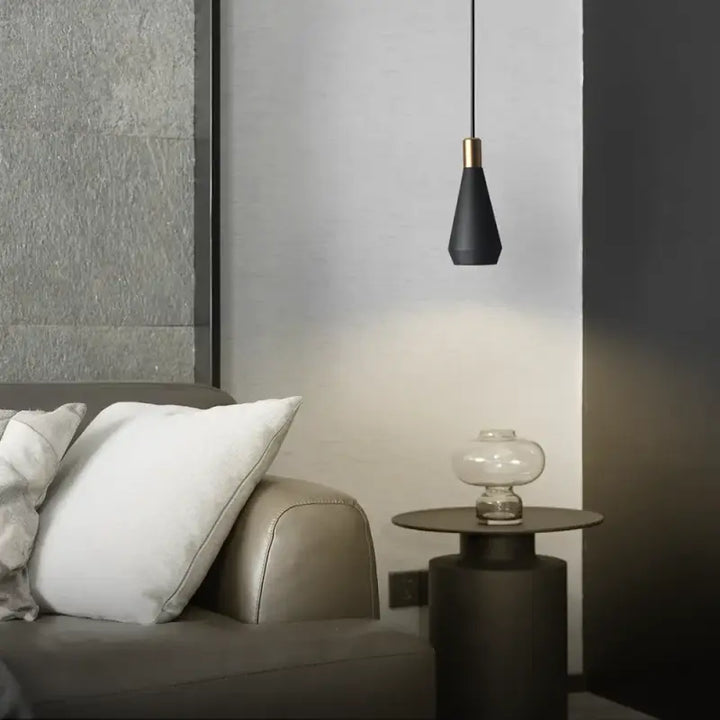 Suspension luminaire conique disponible en blanc et noir

