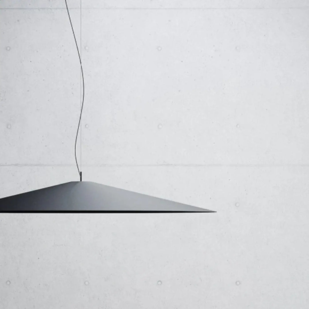 Suspension luminaire conique noir mat en métal avec finition épurée suspendue par un cordon fin dans la collection remah