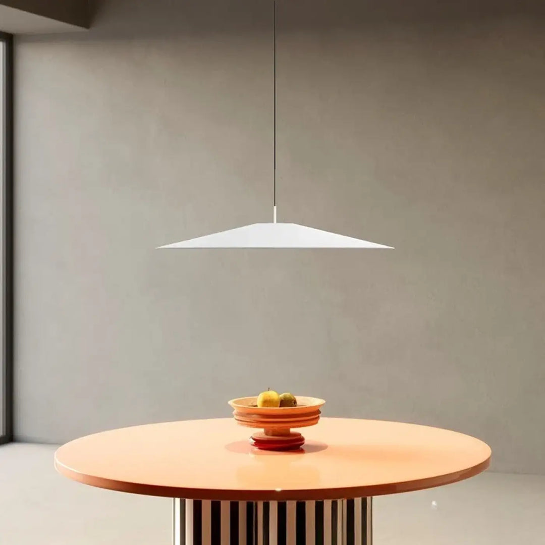 Suspension luminaire remah en blanc minimaliste avec une forme géométrique élégante suspendue par un cordon noir fin