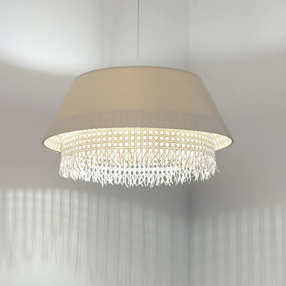 Suspension luminaire crème en tissu beige avec anneau en rotin tressé et franges blanches pendantes