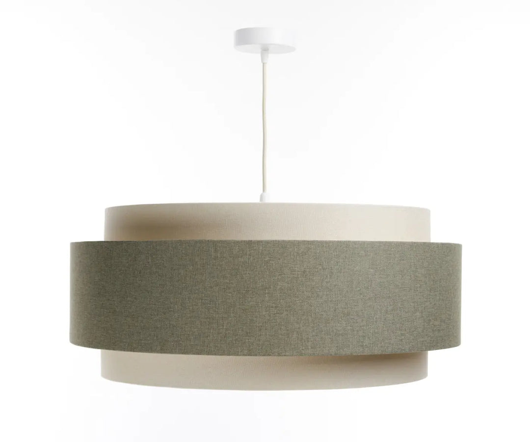 Suspension luminaire doblo boho élégant avec abat-jour en tissu vert sauge et anneaux crème lisse suspendue par cordon blanc