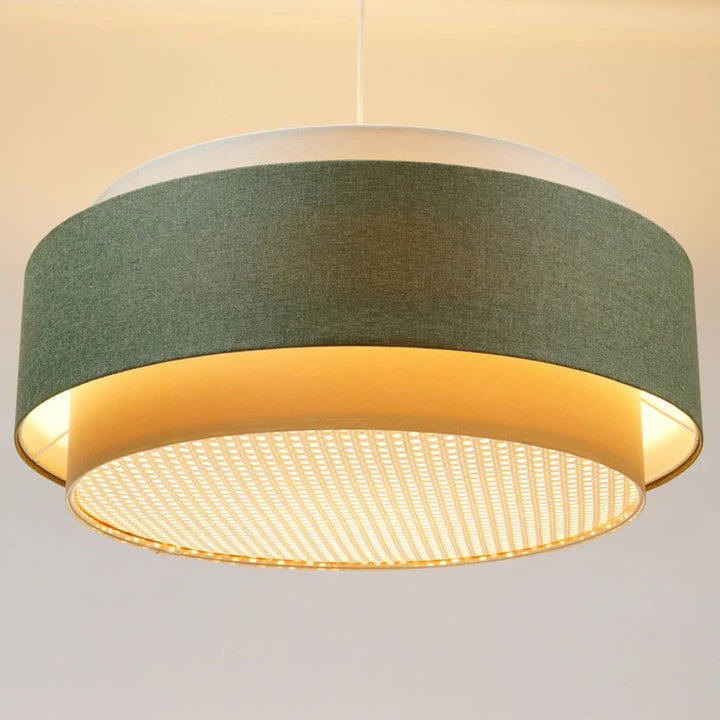 Suspension luminaire doblo boho elegant avec abat-jour en tissu vert sauge texturé et anneau perforé doré chaud