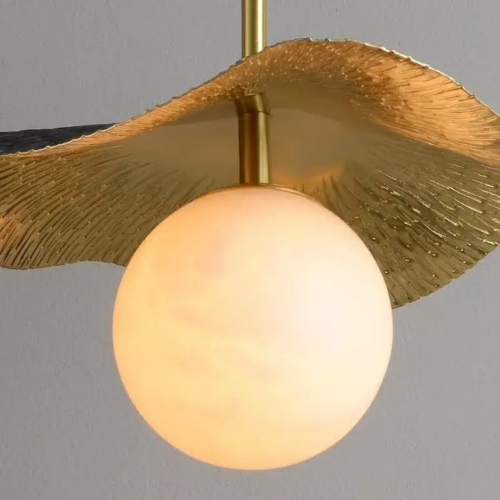 Suspension luminaire en cuivre avec une boule blanche