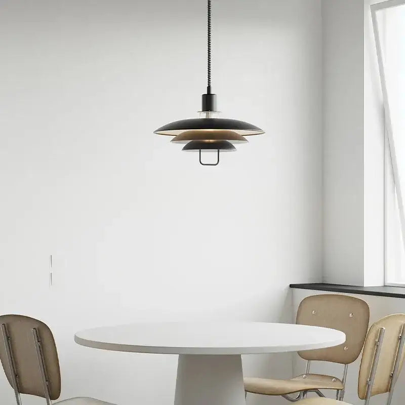 Suspension luminaire danoise blanche ou noir pour cuisine nordique


