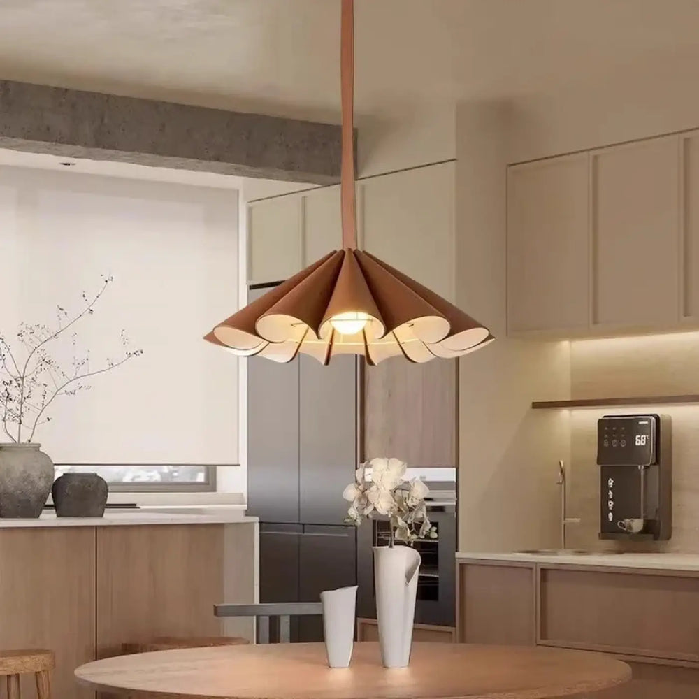 Suspension luminaire orvia en cuivre avec design superposé en forme de pétales suspendue par un cordon assorti