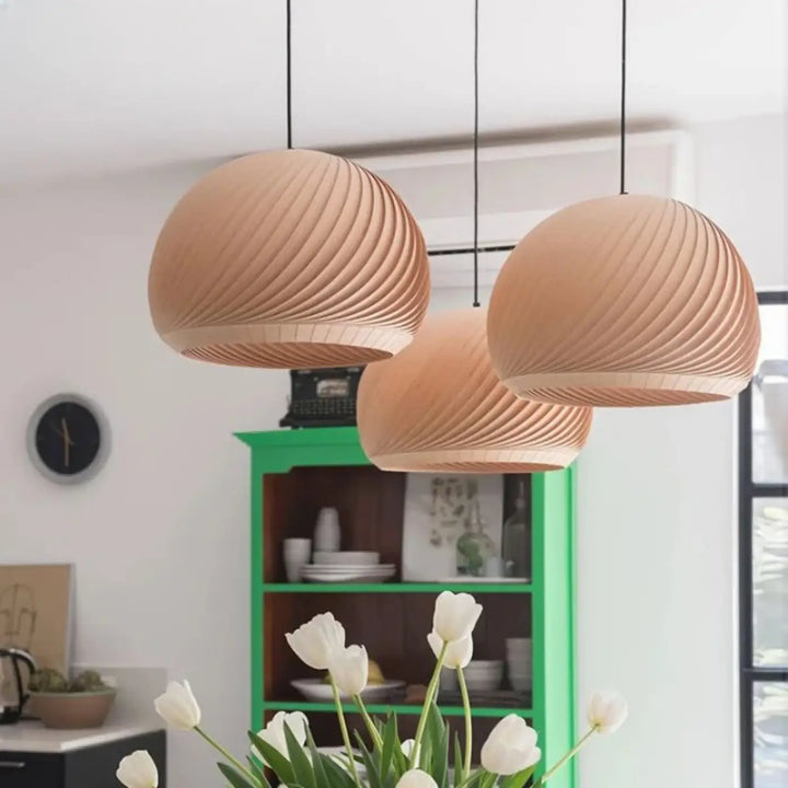 Trois suspension luminaire luvia en bois aux formes naturelles avec finition bois et design dôme côtelé