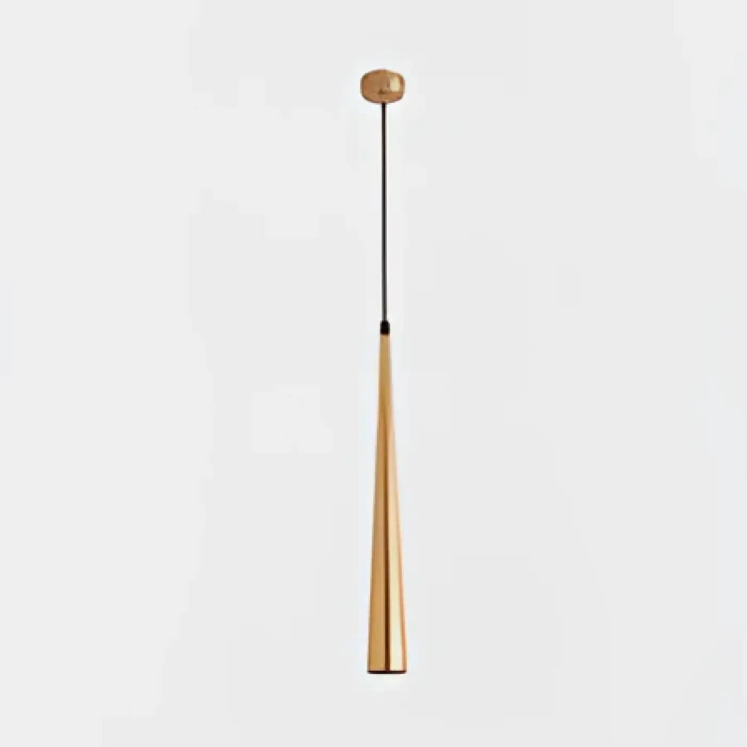 Minimalist suspension luminaire spira avec abat-jour conique en laiton et capuchon en bois dans un luminaire design