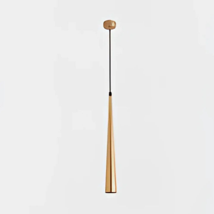 Minimalist suspension luminaire spira avec abat-jour conique en laiton et capuchon en bois dans un luminaire design