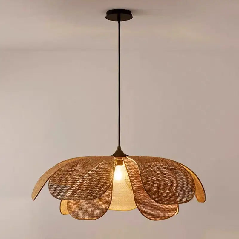 Suspension luminaire design florale en rotin tressé au style bohème