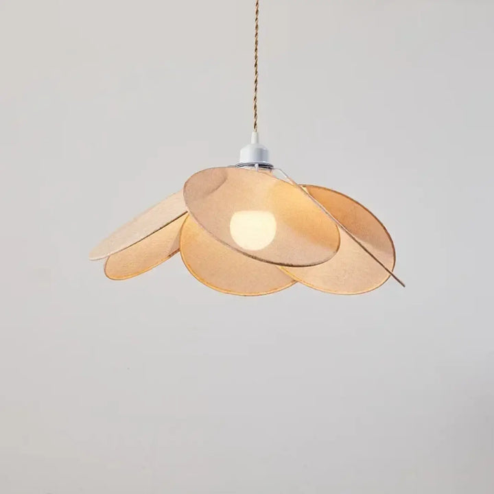 Suspension luminaire bloomy en verre délicat couleur pêche avec design doux en forme de pétale