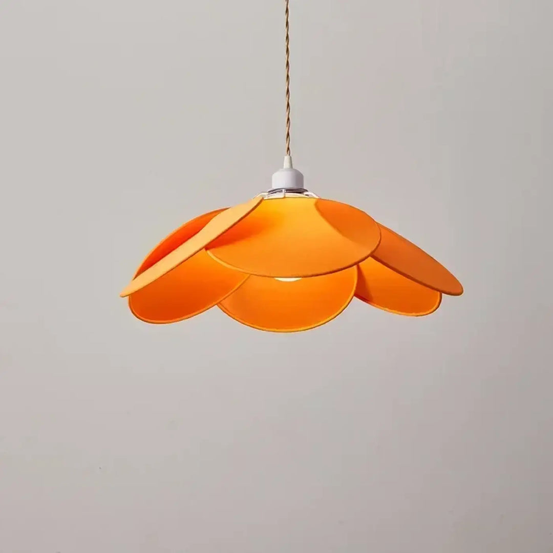 Suspension luminaire bloomy orange en forme de fleur avec design à pétales superposés et cordon tressé