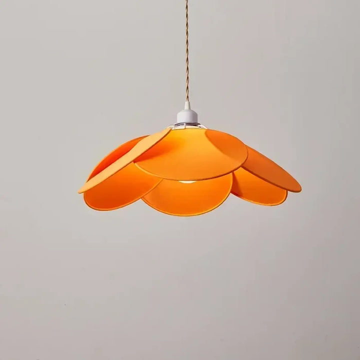 Suspension luminaire bloomy orange en forme de fleur avec design à pétales superposés et cordon tressé