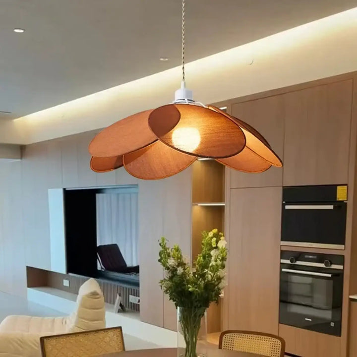 Suspension luminaire bloomy chaleureuse avec abat-jour en forme de pétale tissé en bambou ou rotin suspendu au plafond blanc