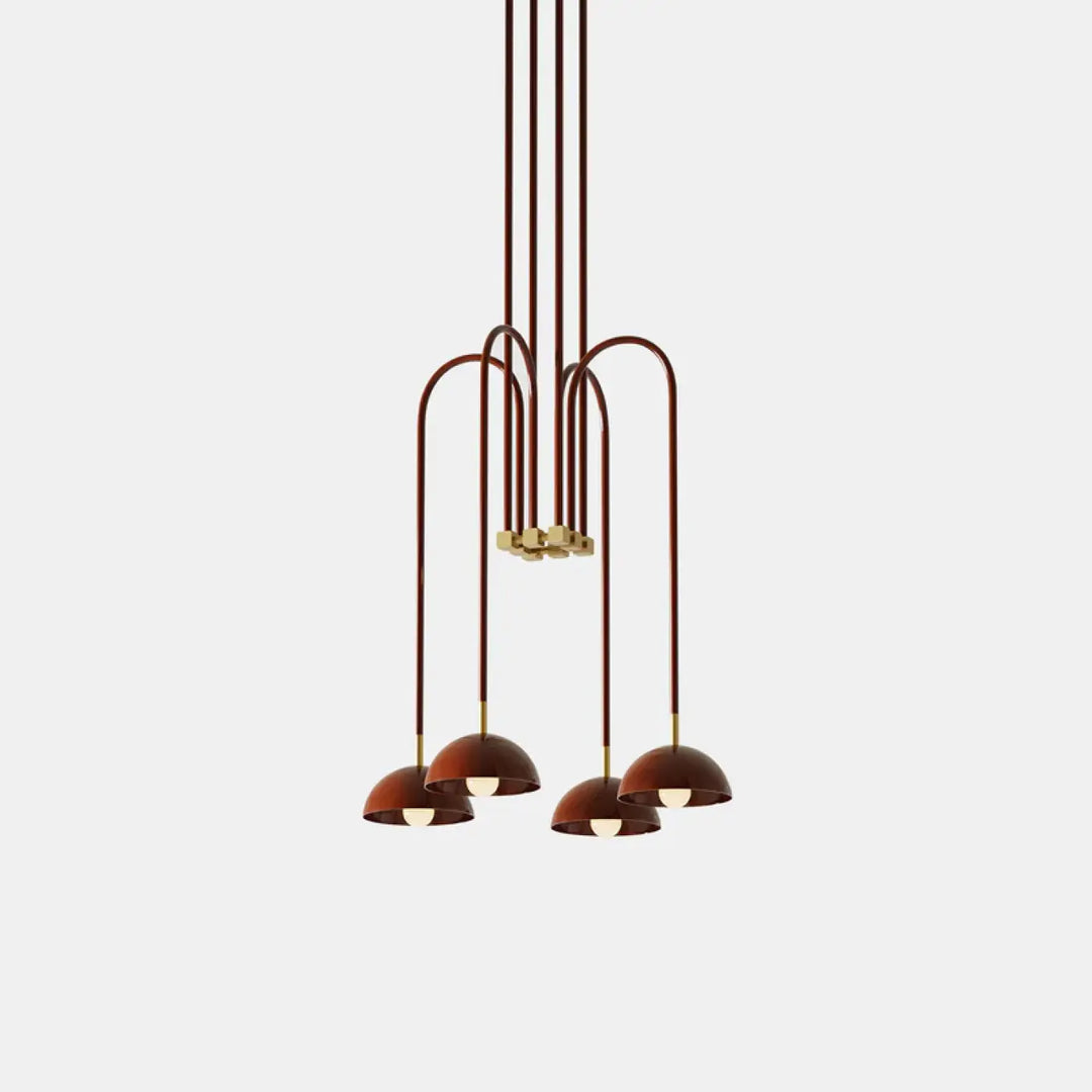 Suspension luminaire rUMIA en bronze moderne avec bras métalliques courbes et abat-jours en dôme pour une présence spectaculaire