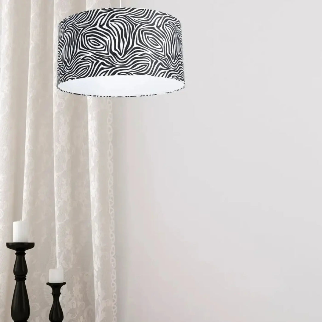 Suspension luminaire safari avec abat-jour cylindrique blanc motif zèbre et doublure intérieure blanche